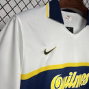 
Camisa Boca Juniors Away 1996/97 Nike Retrô Masculina branca com faixa azul e detalhes amarelos, escudo bordado e design clássico da temporada.