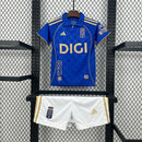 Kit Infantil Real Oviedo Home 2025/26 Adidas, camisa azul e shorts brancos oficiais, disponível para crianças de 3-4 a 12-13 anos, confortável e ideal para pequenos torcedores."