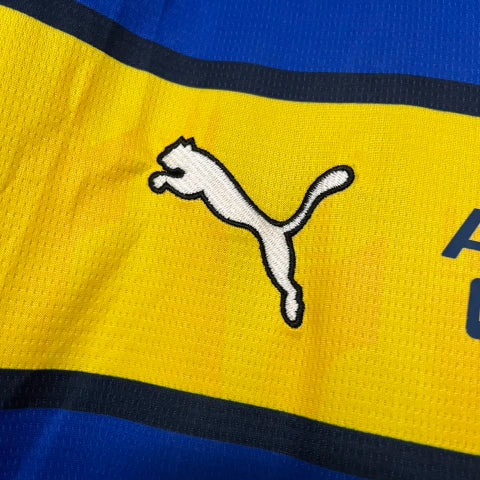 Camisa Parma Away II 2024/25 Puma Torcedor Masculina Azul com detalhes amarelos e brancos, escudo bordado e design moderno do clube italiano.”

