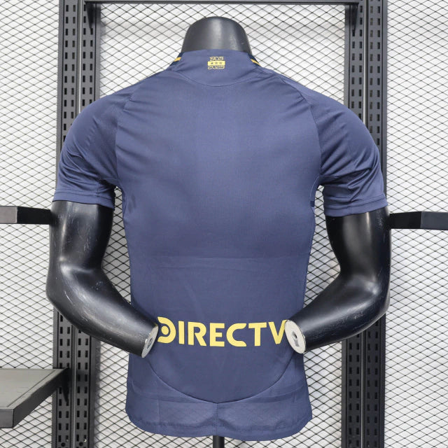 Camisa Boca Juniors Third (3) 2024/25 Adidas Jogador Masculina com design moderno em cores alternativas, escudo do clube em silicone e logo Adidas estampado.
