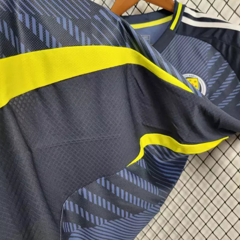 Camisa Escócia Home 2024/25 Masculina Adidas para torcedor, azul escuro com detalhes em branco, modelo oficial da seleção escocesa, ideal para fãs da Escócia