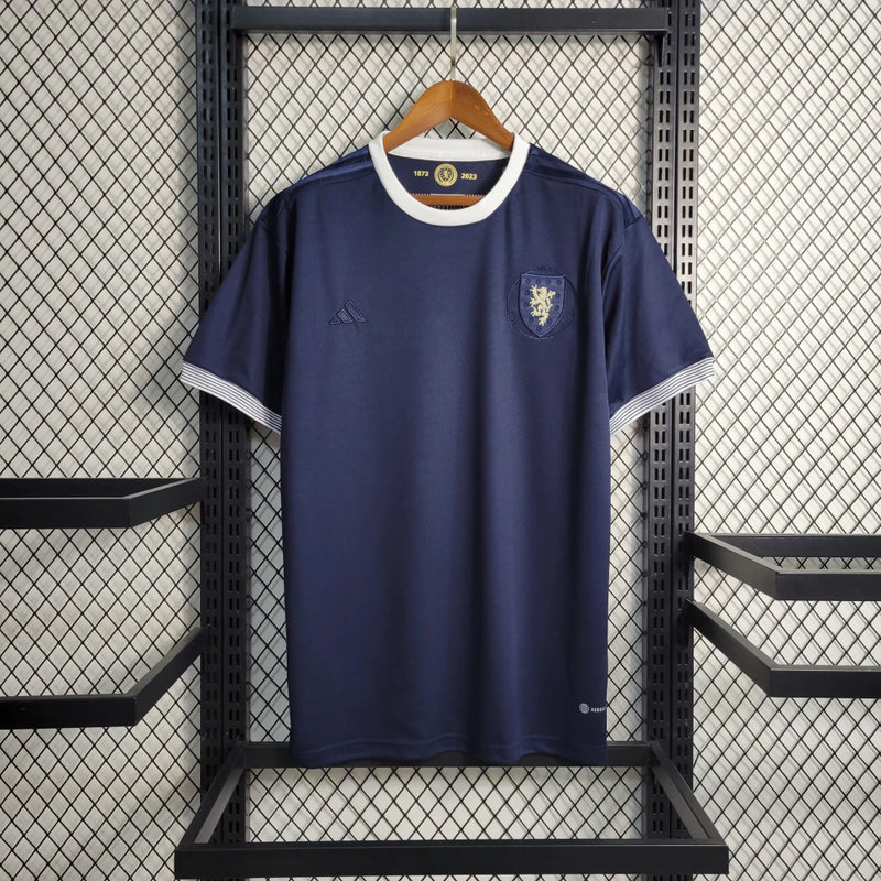 "Camisa Escócia 150 Anos Adidas masculina azul marinho com detalhes dourados, gola redonda, mangas curtas e tecido respirável, edição comemorativa especial de 150 anos da seleção escocesa para torcedores"