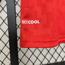 Camisa Dinamarca Home I 2024/25 Hummel Torcedor Masculina, vermelha, com escudo da seleção dinamarquesa e logo Hummel em destaque, feita em tecido leve e respirável, modelo masculino com caimento confortável, ideal para jogos e uso casual.”