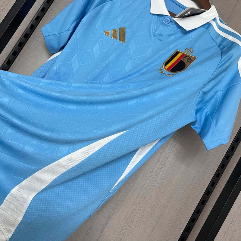 Camisa Bélgica Away II 2024/25 Adidas masculina, azul com detalhes em amarelo, escudo da seleção belga no peito e três listras Adidas nos ombros, feita em tecido leve e respirável com tecnologia AEROREADY, ideal para jogos, treinos e torcer com estilo e conforto.”