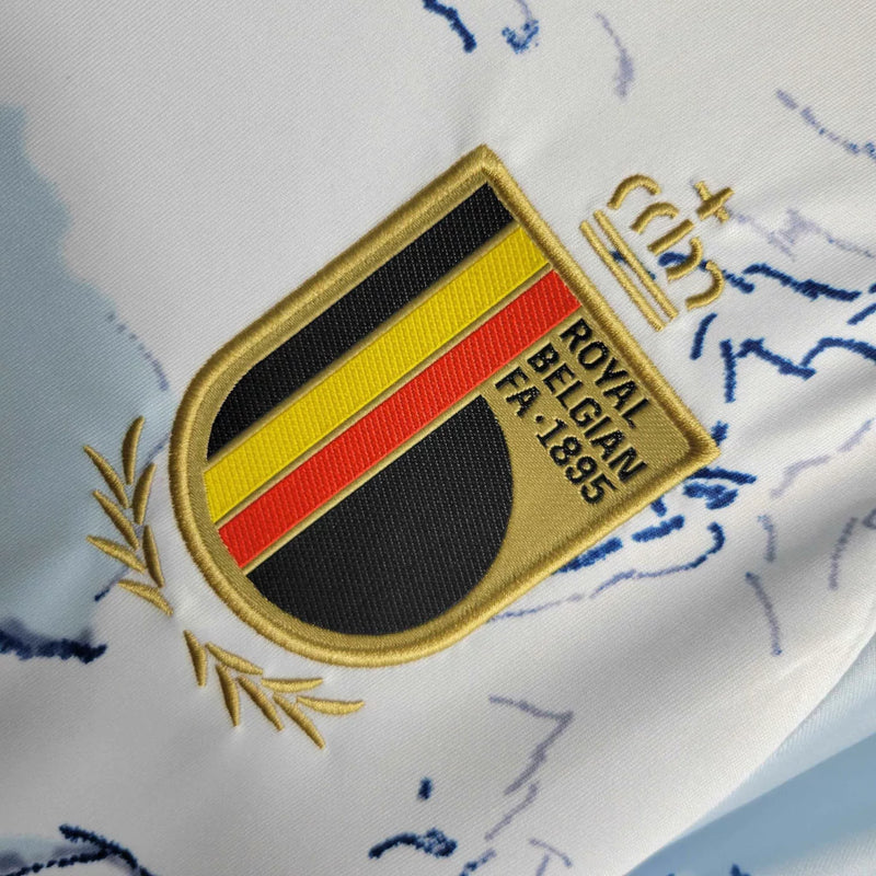 Camisa Bélgica Away II 2023/24 Adidas feminina, corte ajustado ao corpo, azul com detalhes em amarelo, escudo da seleção belga no peito e três listras Adidas nos ombros, tecido leve e respirável, ideal para treinos, jogos e torcer com estilo e conforto.”