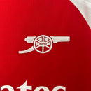 Camisa Arsenal Home (1) 2024/25 Masculina Adidas para torcedor, vermelha com detalhes brancos, modelo oficial do clube inglês, ideal para fãs e colecionadores.