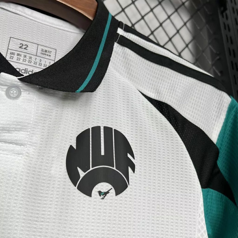 Kit Infantil Newcastle United Third III 2024/25 Adidas com camisa e short, tecido leve e respirável, ideal para pequenos torcedores dos Magpies com estilo e conforto."