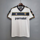 Camisa Parma Away II 2002/03 Retrô Masculina branca com detalhes em azul e amarelo, escudo bordado no peito, gola clássica e tecido leve e respirável, perfeita para torcedores que valorizam estilo retrô e a história do clube italiano.