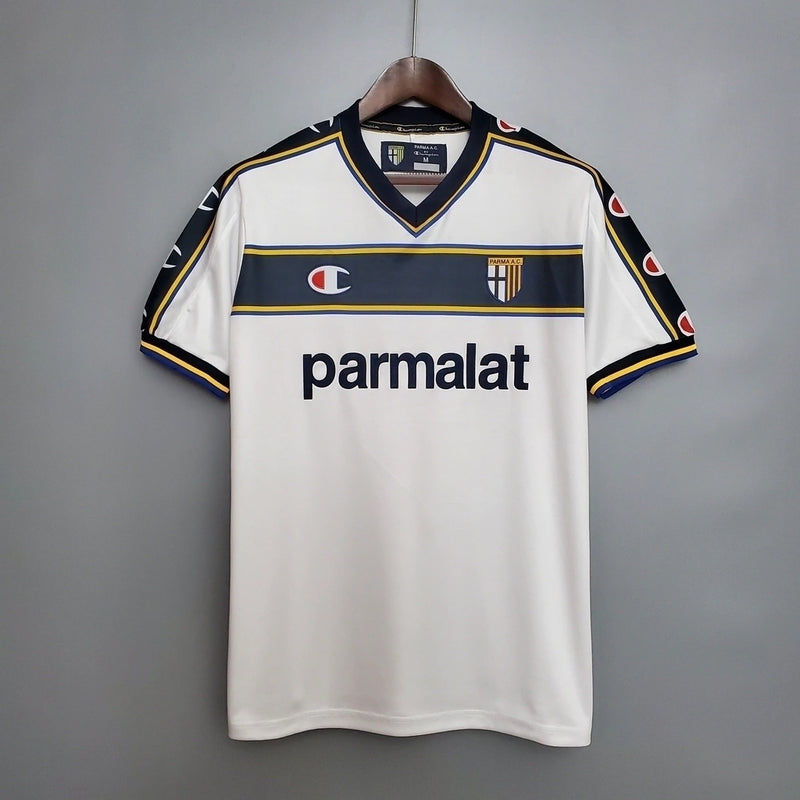 Camisa Parma Away II 2002/03 Retrô Masculina branca com detalhes em azul e amarelo, escudo bordado no peito, gola clássica e tecido leve e respirável, perfeita para torcedores que valorizam estilo retrô e a história do clube italiano.
