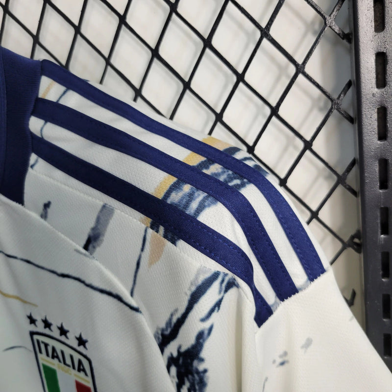 Camisa Itália Away II 2023/24 Adidas Torcedor masculina, off white, com escudo da seleção italiana no peito e três listras Adidas nos ombros, feita em tecido leve e respirável, modelo com caimento torcedor mais solto e confortável, ideal para torcer com estilo e autenticidade.”
