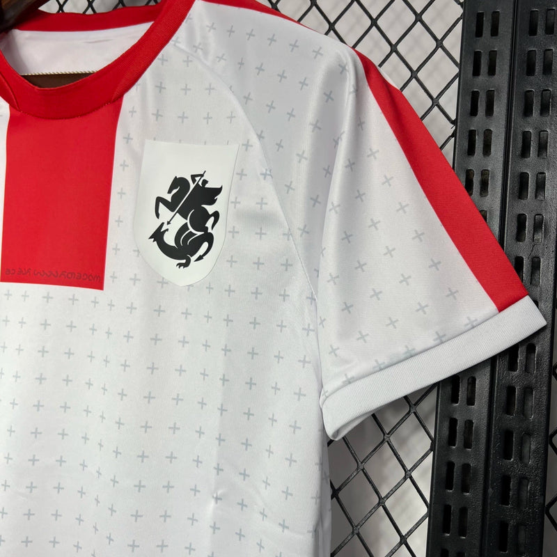Camisa Geórgia Home I 2024/25 masculina branca com detalhes vermelhos, gola redonda e mangas curtas, modelo torcedor em tecido leve e respirável para fãs da seleção da Geórgia"