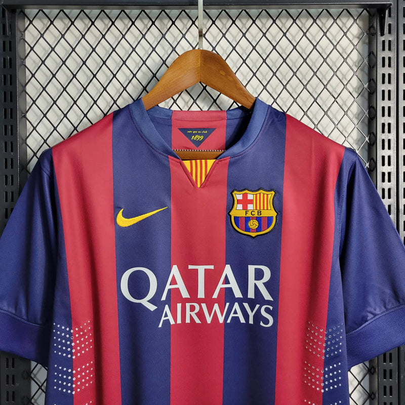 Camisa Barcelona Home Retrô 2014/15 Torcedor Masculina azul e grená, modelo inspirado na temporada de Messi, Neymar e Suárez, com escudo do Barça em destaque e tecido leve e confortável.