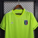 “Camisa Itália Goleiro 2023/24 Adidas Torcedor masculina, verde, com escudo da seleção italiana no peito, detalhes modernos da temporada e três listras Adidas nos ombros, feita em tecido leve e respirável, ideal para torcer com conforto e estilo