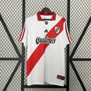 Camisa River Plate Home 1998/99 Adidas Retrô Masculina oficial, modelo branco com faixa diagonal vermelha, escudo bordado e design clássico da temporada histórica.
