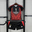 Kit Infantil Benfica Edição Especial 2025/26 Adidas - Camisa vermelha e shorts pretos com escudo do clube em destaque, ideal para jovens torcedores
