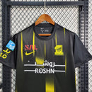 Camisa Al-Ittihad Away II 2023/24 Nike Torcedor Masculina preta, uniforme oficial do clube saudita, design moderno com detalhes amarelos, escudo em destaque e tecnologia Nike Dri-FIT para conforto e performance.
