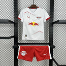Kit Infantil RB Leipzig Home (1) 2025/26 Puma, camisa vermelha e branca com shorts oficiais, disponível para crianças de 3-4 a 12-13 anos, confortável e ideal para pequenos torcedores."