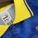 Camisa Parma Away II 1995/96 Puma Retrô Masculina Azul com detalhes amarelos, escudo histórico bordado e design clássico inspirado na era de ouro do futebol italiano.”