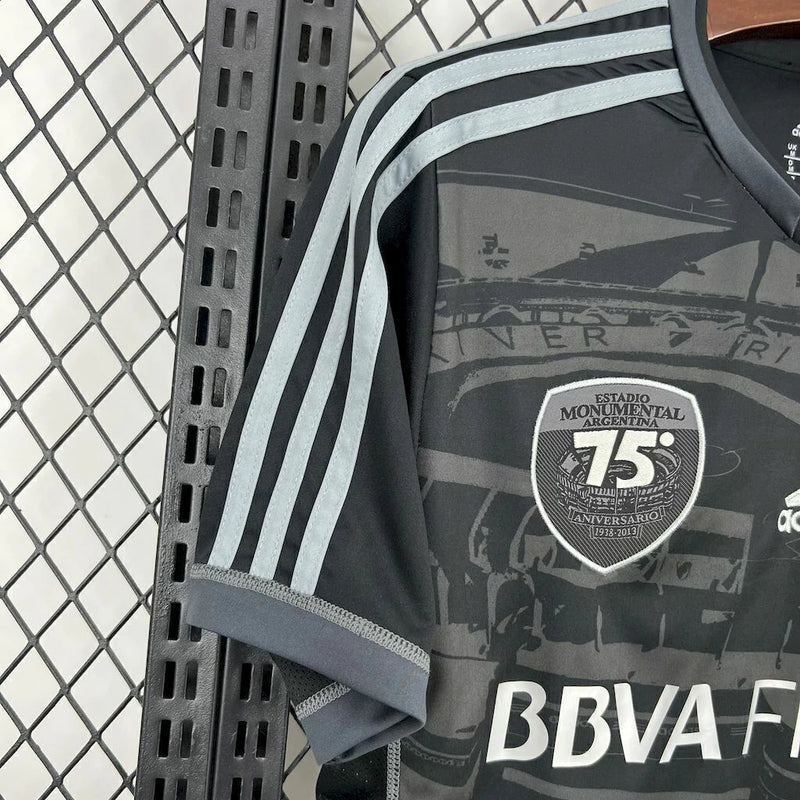 Texto alternativo para imagem:
Camisa River Plate Third (3) 2013/14 Adidas Retrô Masculina na cor preta com detalhes vermelhos e brancos, escudo bordado no peito e design inspirado no uniforme alternativo oficial da temporada 2013/14.

