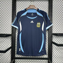Camisa Argentina Away II 2006/07 Adidas Retrô Masculina - uniforme retrô da seleção argentina, gola clássica, listras Adidas nas mangas, tecido leve e respirável, ideal para torcedores e colecionadores de futebol"