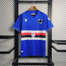 Camisa Sampdoria Home I 2022/23 Torcedor Masculina Azul com faixas branca, vermelha e preta no peito, escudo bordado e design clássico do clube italiano.”
