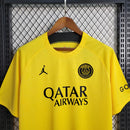Camisa PSG Pré-Jogo 2023/24 Jordan Torcedor Masculina Amarela, design vibrante e moderno com tecido leve e confortável para torcedores do Paris Saint-Germain.”