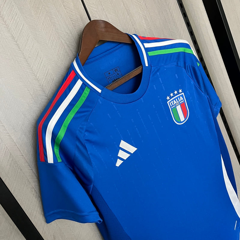 Camisa Itália Home I 2024/25 Adidas masculina, azul, com escudo da seleção italiana em destaque, tecido leve e respirável, ideal para treinos, jogos e torcer pelo time.”