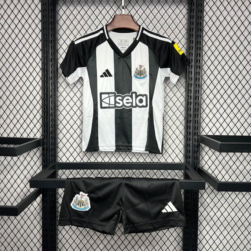 Kit Infantil Newcastle United Home I 2024/25 Adidas - camisa e short infantil do Newcastle United, uniforme Home 2024/25 com listras preto e branco, ideal para pequenos torcedores