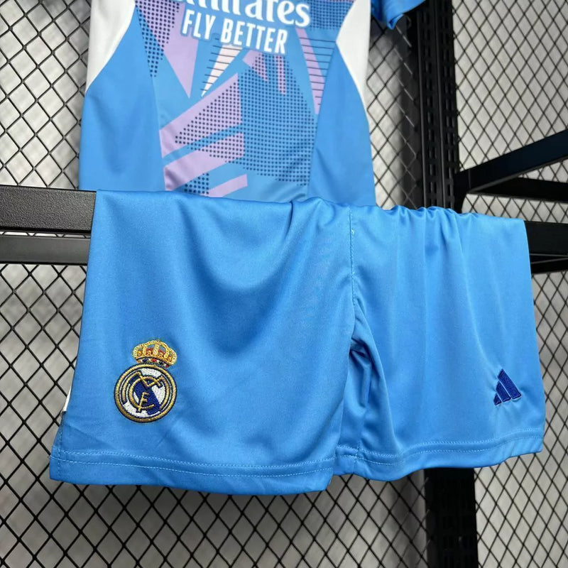 Kit Infantil Real Madrid Goleiro Home I 2024/25 Adidas com camisa e short, tecido leve e respirável, ideal para pequenos goleiros do clube espanhol com estilo e conforto.