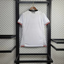 Camisa Santa Cruz Away (2) 2024/25 Torcedora Feminina branca com detalhes em vermelho e preto, modelo oficial disponível na Wazemix para as torcedoras corais."