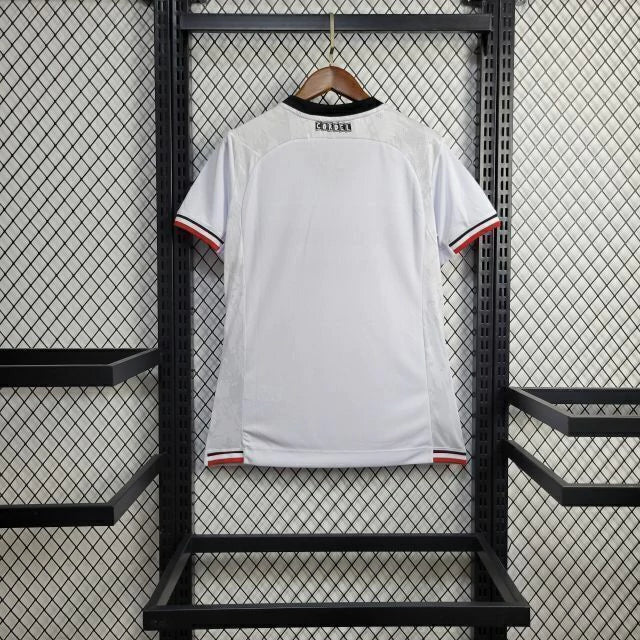 Camisa Santa Cruz Away (2) 2024/25 Torcedora Feminina branca com detalhes em vermelho e preto, modelo oficial disponível na Wazemix para as torcedoras corais."