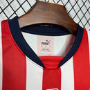 Camisa Chivas Guadalajara Home I 2024/25 Puma Torcedor Masculina Vermelha e Branca, listrada, escudo bordado, uniforme mexicano, futebol"