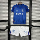Kit Infantil Rangers FC Home (1) 2024/25 Castore completo com camisa azul, shorts e meias, escudo do clube em destaque, design moderno e confortável para crianças de 3 a 13 anos"