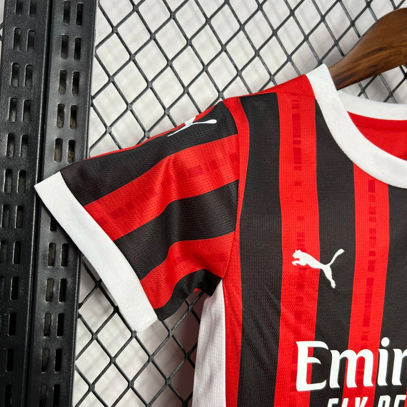 Kit Infantil Milan Home I 2024/25 Puma, camisa e short infantil do AC Milan, uniforme oficial para crianças disponível na Wazemix.