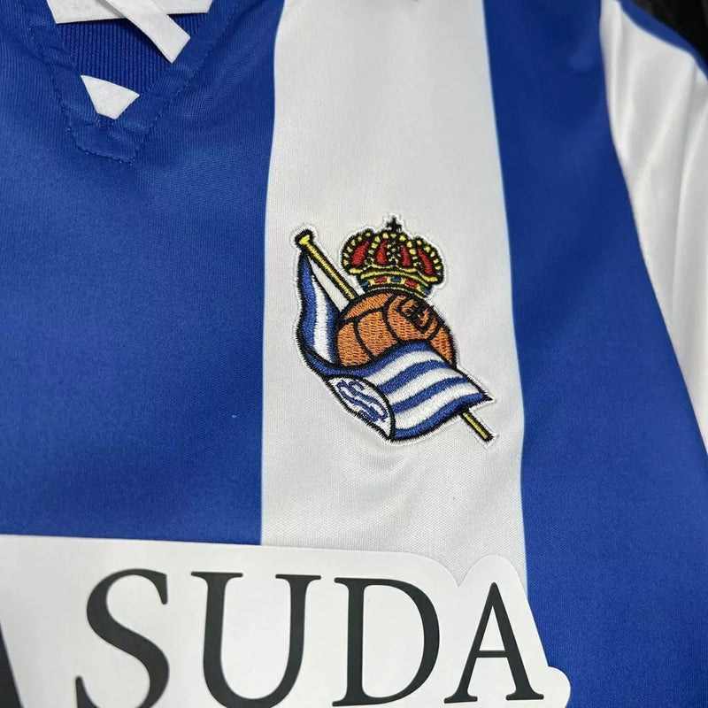 “Kit infantil Real Sociedad Home 2024/25 completo, camisa e shorts oficiais, uniforme infantil licenciado do clube espanhol para jovens torcedores”
