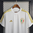 Camisa Itália Edição 125 Anos 2023/24 Adidas Torcedor Masculina, branca, com escudo comemorativo da seleção italiana e logo Adidas em destaque, feita em tecido leve e respirável, ideal para colecionadores e torcedores.”