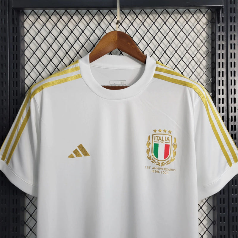 Camisa Itália Edição 125 Anos 2023/24 Adidas Torcedor Masculina, branca, com escudo comemorativo da seleção italiana e logo Adidas em destaque, feita em tecido leve e respirável, ideal para colecionadores e torcedores.”