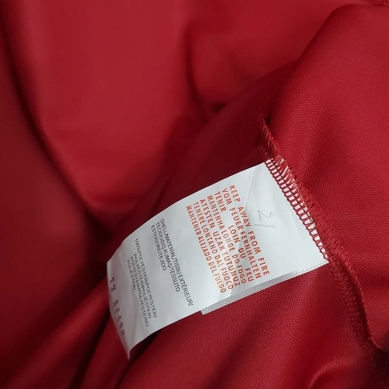 “Camisa Itália Goleiro 2006/07 Puma Retrô masculina, vermelha, com escudo da seleção italiana no peito e detalhes clássicos da temporada 2006/07, feita em tecido leve e confortável, ideal para colecionadores, fãs de futebol histórico e uso casual.”
