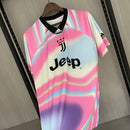 Camisa Juventus 2019/20 Adidas Retrô Masculina rosa, escudo da Juventus bordado no peito, gola redonda clássica e detalhes em preto e branco.