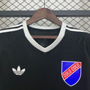 Camisa Colo-Colo Edição Centenário 2025/26 Adidas Torcedor Masculina preta, escudo bordado do clube, tecido leve e respirável, design moderno e confortável para torcedores do Colo-Colo.
