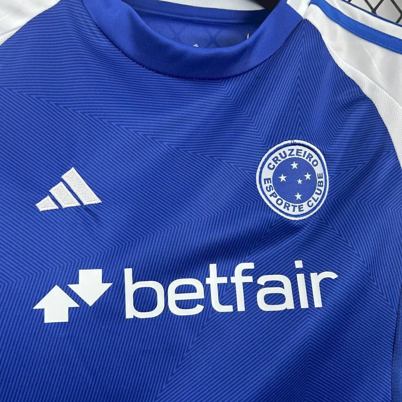 Kit Infantil Cruzeiro Home 2025/26 Adidas completo com camisa azul oficial, shorts e meias combinando, escudo bordado do Cruzeiro e logo Adidas, ideal para crianças de 3 a 13 anos, conforto e estilo torcedor mirim"