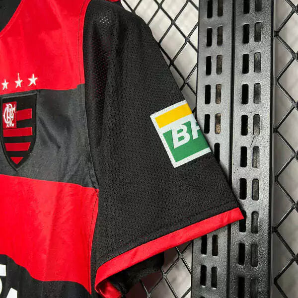 Camisa Flamengo Home I 2000/01 Nike Retrô Masculina vermelha e preta com listras horizontais, leve e respirável, ideal para torcedores Rubro-Negros e colecionadores de camisas históricas."