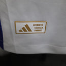 Camisa Boca Juniors Away (2) 2024/25 Adidas Jogador Masculina branca com detalhes em azul e amarelo, escudo do clube em silicone e logo Adidas estampado, versão oficial de jogo.
