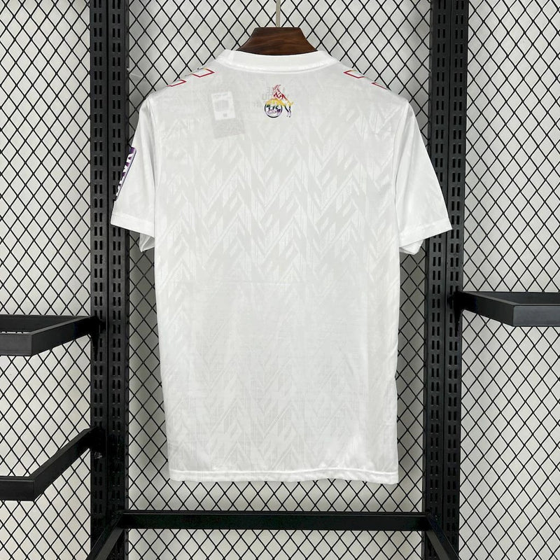 Camisa 1. FC Köln Diversidade 2024/25 masculina da Hummel, oficial, design colorido representando diversidade, tecido respirável, modelo torcedor.