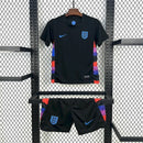 Kit Infantil Inglaterra Away II 2025/26 Nike - Conjunto completo com camisa e shorts pretos, detalhes brancos e escudo da seleção, ideal para jovens torcedores