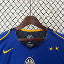 Camisa Juventus Away II 2004/05 Nike Retrô Masculina azul, escudo da Juventus bordado no peito, gola redonda clássica e detalhes em preto e branco.