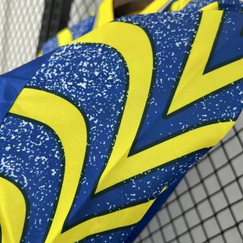 Camisa Parma Away II 1995/96 Puma Retrô Masculina Azul com detalhes amarelos, escudo histórico bordado e design clássico inspirado na era de ouro do futebol italiano.”