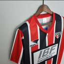 Camisa retrô masculina do São Paulo FC modelo Away II da temporada 1991/1992, fabricada pela Penalty, com design clássico dos anos 90, nas cores branca, vermelha e preta, escudo antigo do clube no peito e estilo vintage colecionável.