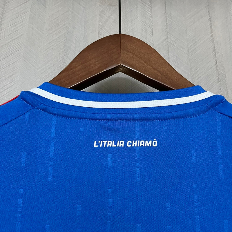 Camisa Itália Home I 2024/25 Adidas masculina, azul, com escudo da seleção italiana em destaque, tecido leve e respirável, ideal para treinos, jogos e torcer pelo time.”