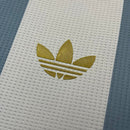 Camisa Argentina "Edição Aniversário" 2024/25 Adidas Torcedor Masculina azul celeste com detalhes brancos, tecido leve e respirável, corte masculino – ideal para torcer, colecionar e uso casual.